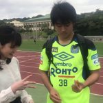 中村敬斗選手にEXポーズを教える藤原茉央