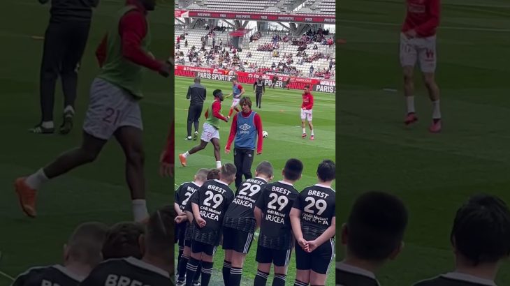 試合前練習で子供達に優しく微笑む伊東純也 #footballshorts #stadedereims #伊東純也