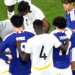 【キリンチャレンジカップ2025】ガーナの19番フランシスが蹴られる形で負傷 治療を受ける間 田中碧と上田綺世が心配する中 それを気遣うガーナ選手　現地映像